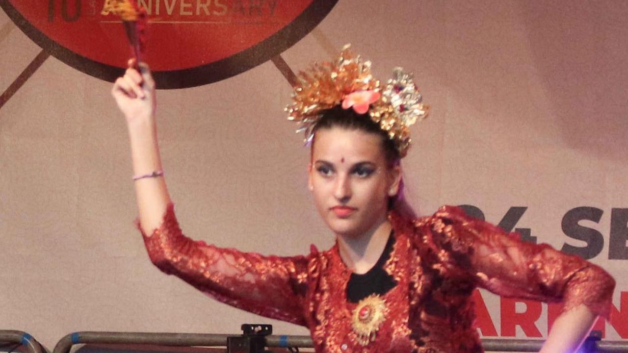 Terlihat aksi warga Rumania saat tampil membawakan tarian tradisional Bali.