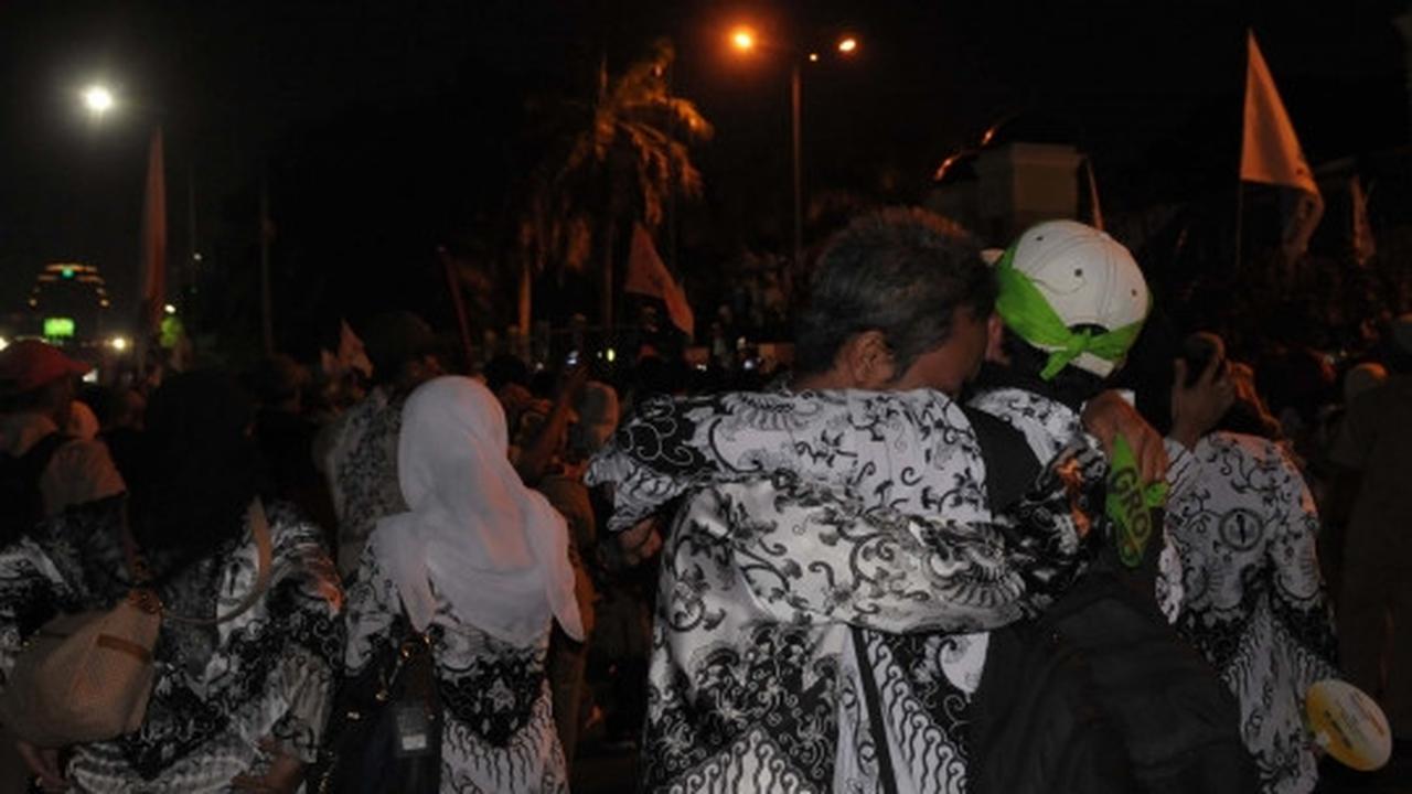 Usai seharian demo, guru honorer bersorak gembira diangkat PNS