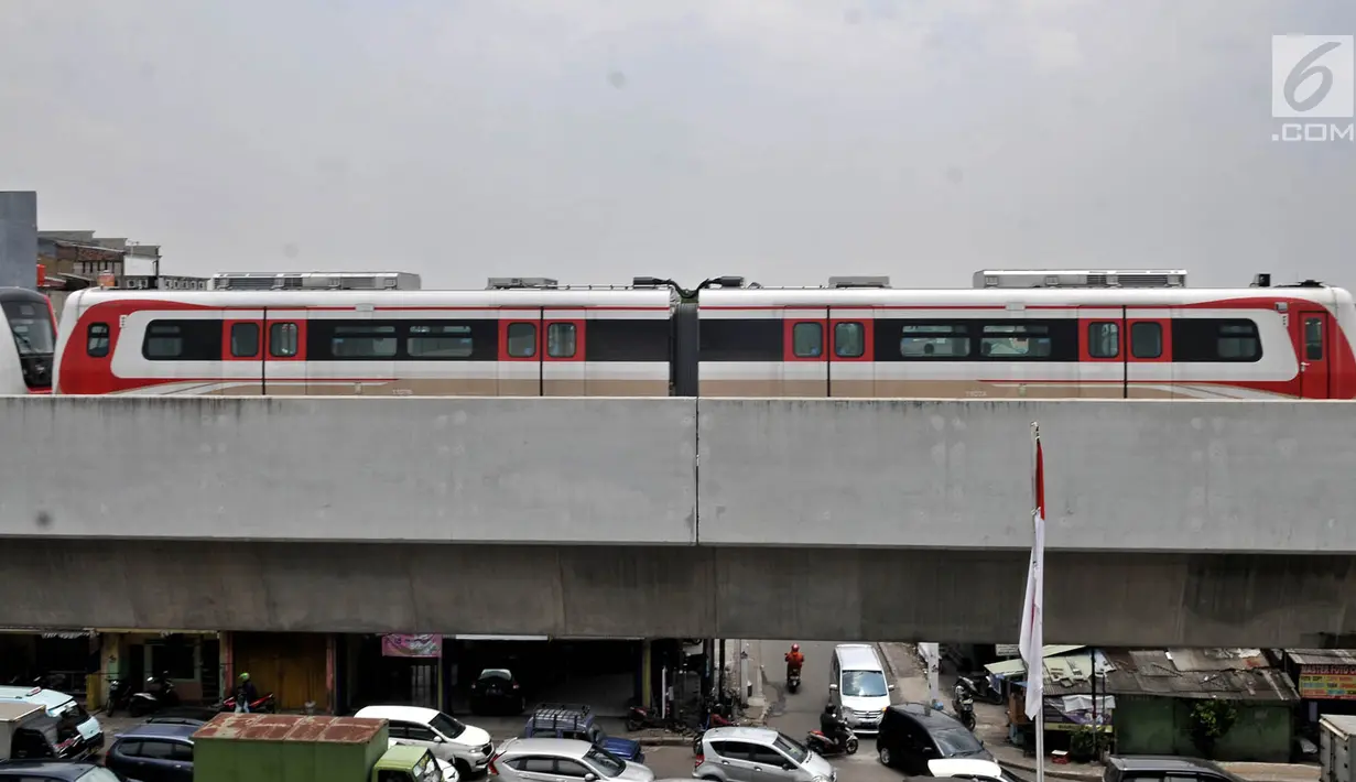 Rangkaian kereta ringan atau LRT rute Kelapa Gading-Velodrome melakukan uji coba, Jakarta, Senin (25/2). Rencana pengoperasian LRT fase 1 rute Kelapa Gading-Velodrome kembali ditunda hingga akhir Maret 2019. (Merdeka.com/Iqbal S Nugroho)