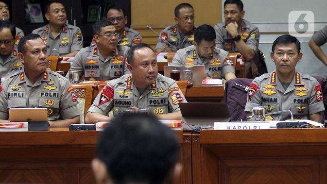 Kapolri Jenderal Polisi Idham Azis (kanan) saat rapat kerja perdana dengan Komisi III DPR di Kompleks Parlemen, Jakarta, Rabu (20/11/2019). Rapat membahas anggaran, pengawasan, dan isu-isu terkini di Indonesia termasuk bom bunuh diri di Polrestabes Medan. (Liputan6.com/JohanTallo)