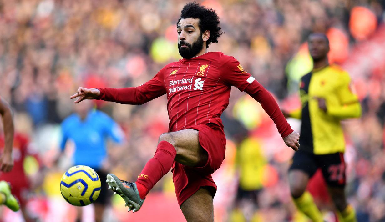 Mohamed Salah bisa dibilang sebagai penyerang terbaik di Liga Inggris saat ini, dengan mencetak 11 gol dan 9 assist dalam 13 penampilannya. Ia juga sering membantu penyerangan dan menciptakan peluang. Pemain Mesir tersebut tercatat telah mencetak 13 operan kunci hingga pekan ini. (AFP/Paul Ellis)