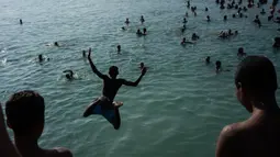 Gelombang panas melanda Rio de Janeiro, suhu mencapai 39,9 derajat Celcius. (Tercio Teixeira/AFP)