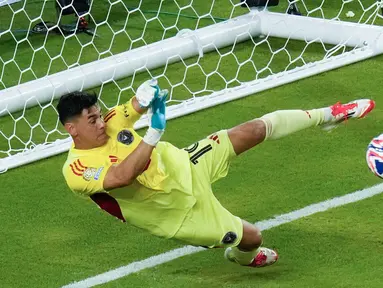 Kiper Inter Miami, Oscar Ustari, berusaha menghalau bola saat melawan Al Ahly pada pertandingan pembuka Grup A Piala Dunia Antarklub 2025 di Hard Rock Stadium pada Minggu (15/6/2025).