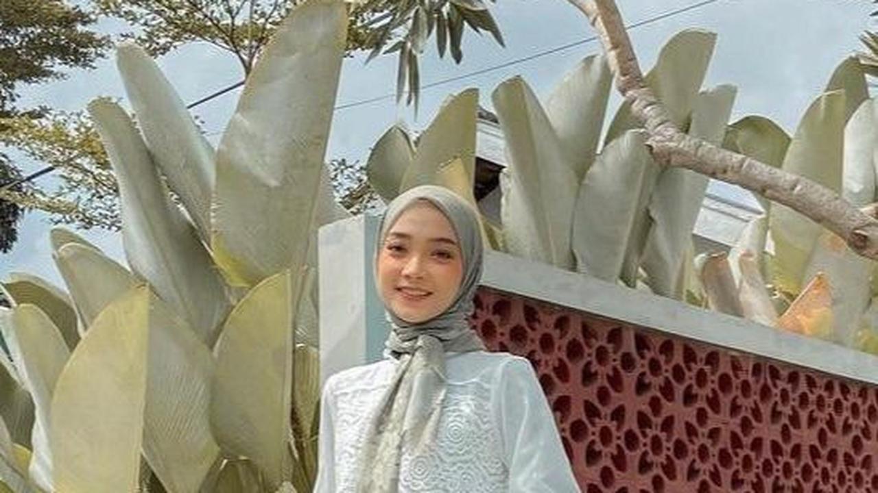 Gamis Model A-Line dengan Hiasan Renda