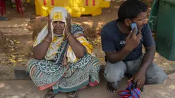 Keluarga korban kecelakaan kereta api paling mematikan di India dalam beberapa dekade terakhir memenuhi rumah sakit pada hari Senin untuk mengidentifikasi dan mengambil jasad kerabat mereka. (AP Photo/Rafiq Maqbool)