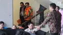 Mantan Sekretaris Dinas Pendidikan Kabupaten Klaten Sudirno (tengah) usai menjalani pemeriksaan penyidik di Gedung KPK, Jakarta, Jumat (28/6/2019). Sudirno diperiksa KPK sebagai tersangka terkait kasus dugaan jual beli jabatan di lingkungan Pemkab Klaten pada tahun 2016. (merdeka.com/Dwi Narwoko)