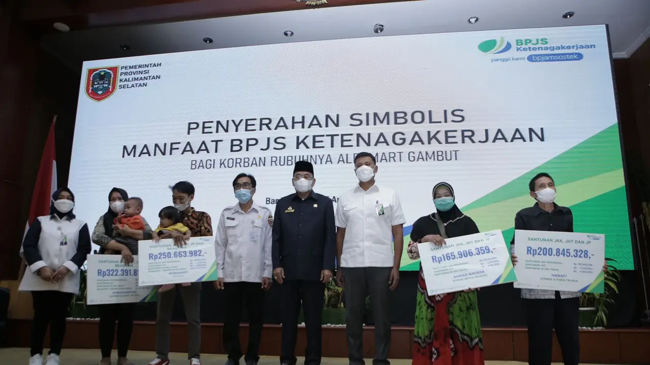 BPJS Ketenagakerjaan Respons Cepat Serahkan Santunan Korban Alfamart Roboh di Kalsel