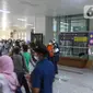 Penumpang KRL Commuterline transit (berpindah tujuan kereta) di stasiun transit Manggarai, Jakarta, Senin (30/5/2022). Hari ketiga memberlakukan aturan switch over sejak Sabtu (28/5/2022) berimbas antrean dan kepadatan penumpang di Stasiun Manggarai.  (Liputan6.com/Herman Zakharia)