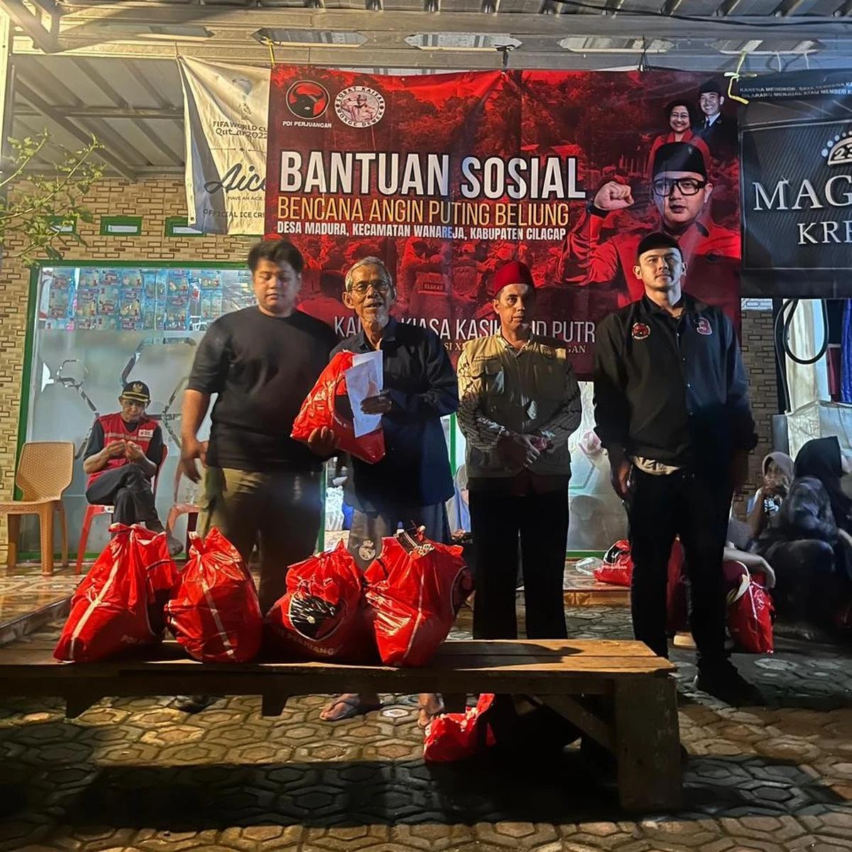 Kaisar Kiasa Kasih Said Putra melalui tim Sobat Kaisar memberikan bantuan sembako kepada para korban bencana di Cilacap