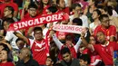 Beberapa suporter membentang syal saat menyaksikan laga timnas Singapura U-23 melawan Filipina di penyisihan grup A Sea Games 2015 di Stadion Jalan Besar, Singapura, Senin (1/6/2015). Singapura unggul 1-0. (Liputan6.com/Helmi Fithriansyah)