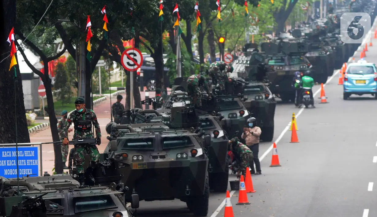 Sejumlah tentara berada di kendaraan taktis TNI yang dipamerkan di depan Istana Merdeka, Jakarta, Senin (4/10/2021). Ratusan alat utama sistem persenjataan (Alutsista) TNI dipamerkan sepanjang pinggir jalan sekeliling kawasan Monas dalam rangka peringatan HUT ke-76 TNI. ​(merdeka.com/Arie Basuki)