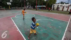 Dua orang bocah bermain bola di Lapangan Merdeka, Ambon, Maluku, Senin (7/2). Saat sore tiba banyak masyarakat Ambon mendatangin Lapangan untuk bersantai atau pun berolahraga. (Liputan6.com/Faizal Fanani)