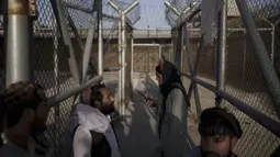 Pasukan Taliban memasuki tempat mereka menahan narapidana yang baru-baru ini ditangkap di penjara Pul-e-Charkhi di Kabul, Afghanistan, Senin (13/9/2021). Penjara Pul-e-Charkhi terkenal akan pelanggarannya dengan kondisi yang buruk serta kepadatan parah dengan ribuan tahanan. (AP Photo/Felipe Dana)