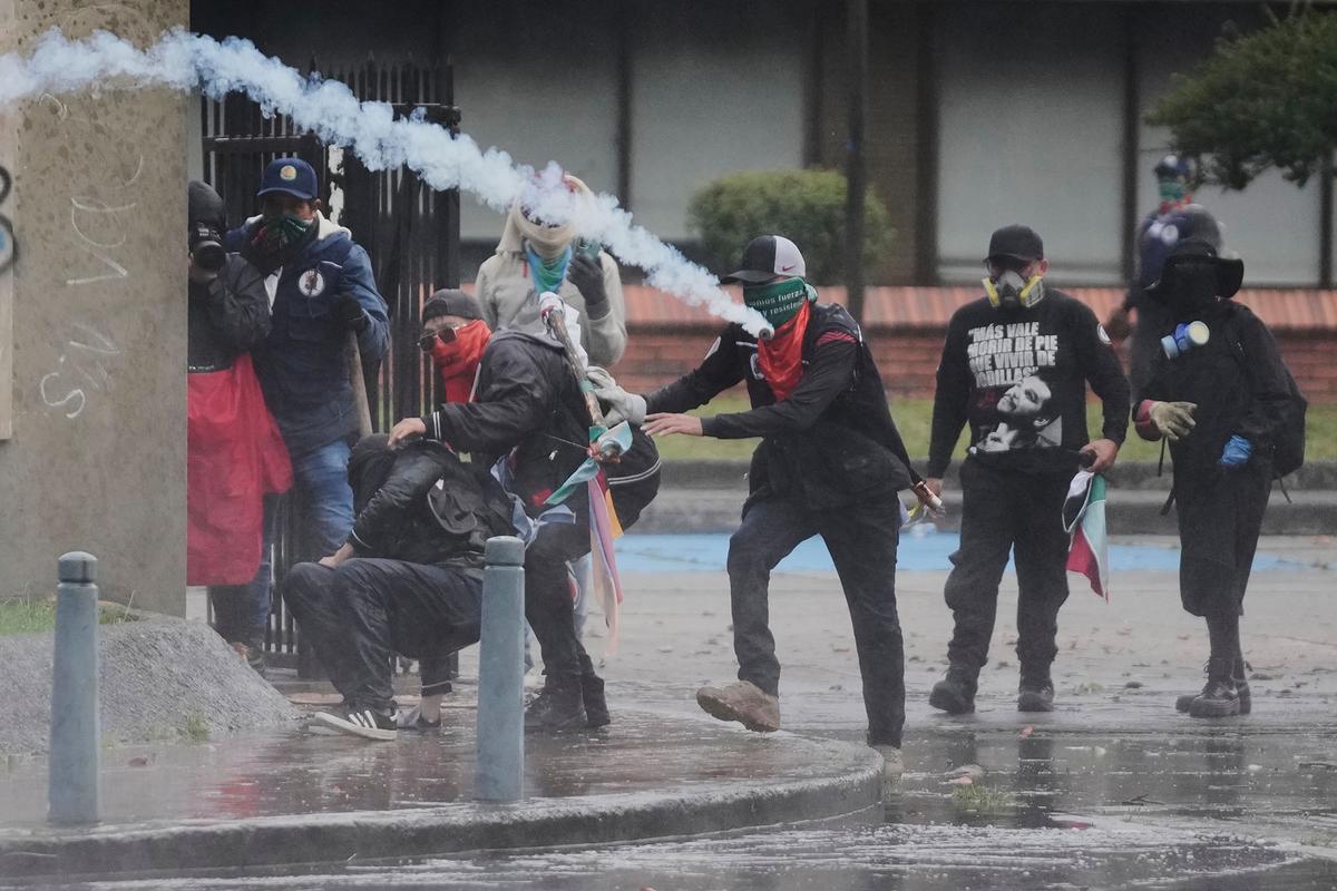 FOTO: Bentrokan di Bogota, Demonstran Serang Polisi dengan Panah di depan Kedubes AS