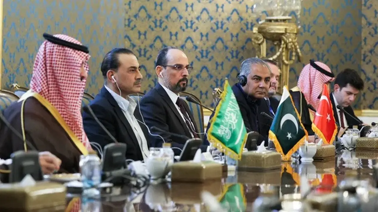 Dari kiri: Menteri Pertahanan Arab Saudi Khalid bin Salman, Panglima Angkatan Darat Pakistan Syed Asim Munir, dan Kepala Intelijen Turki Ibrahim Kalin saat bertemu dengan pejabat tinggi Iran di Teheran, Senin (26/10/2026). (AFP)
