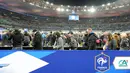 Pihak keamanan melakukan evakuasi penonton laga Prancis melawan Jerman akibat serangkaian serangan terorris di sekitar Stadion Stade de France, Prancis, Sabtu (13/11/2015). (AFP Photo/Miguel Medina)