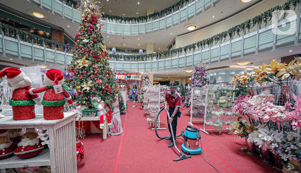 Pekerja merapikan di dekat pernak-pernik Natal di Mal Artha Graha, Jakarta, Sabtu (4/12/2021). Jelang perayaan Natal 25 Desember mal di ibukota mulai menjual berbagai kebutuhan Natal mulai dari pernak-pernik hingga pohon Natal dengan kisaran harga Rp10.000-Rp5 juta. (Liputan6.com/Faizal Fanani)