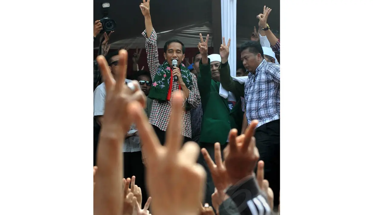 Di hadapan ratusan pendukungnya, Gubernur Jakarta non-aktif itu mengklarifikasi isu negatif tentang dirinya yang disebarkan Tabloid Obor Rakyat, Purwakarta, Selasa (17/6/14). (Liputan6.com/Herman Zakharia)