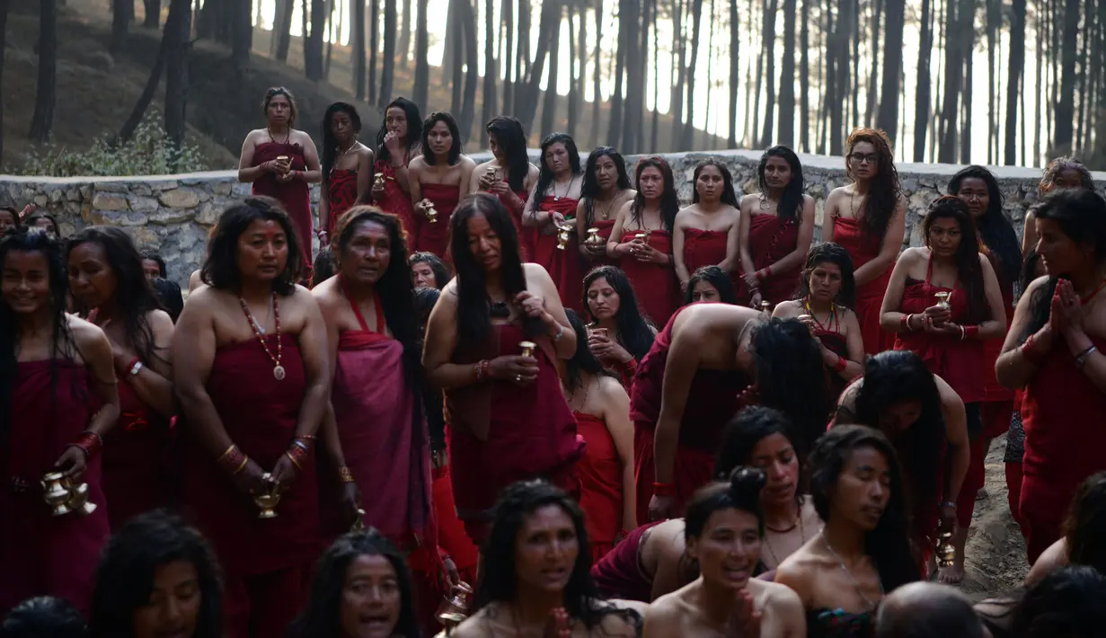 Para wanita Hindu Nepal melakukan ritual mandi suci selama Festival Swasthani Brata Katha di Hutan Changu Narayan di Bhaktapur, Nepal, (8/2). Selain mandi suci, wanita nepal memanjatkan doa untuk mendapatkan suami. (AFP Photo / Prakash mathema)