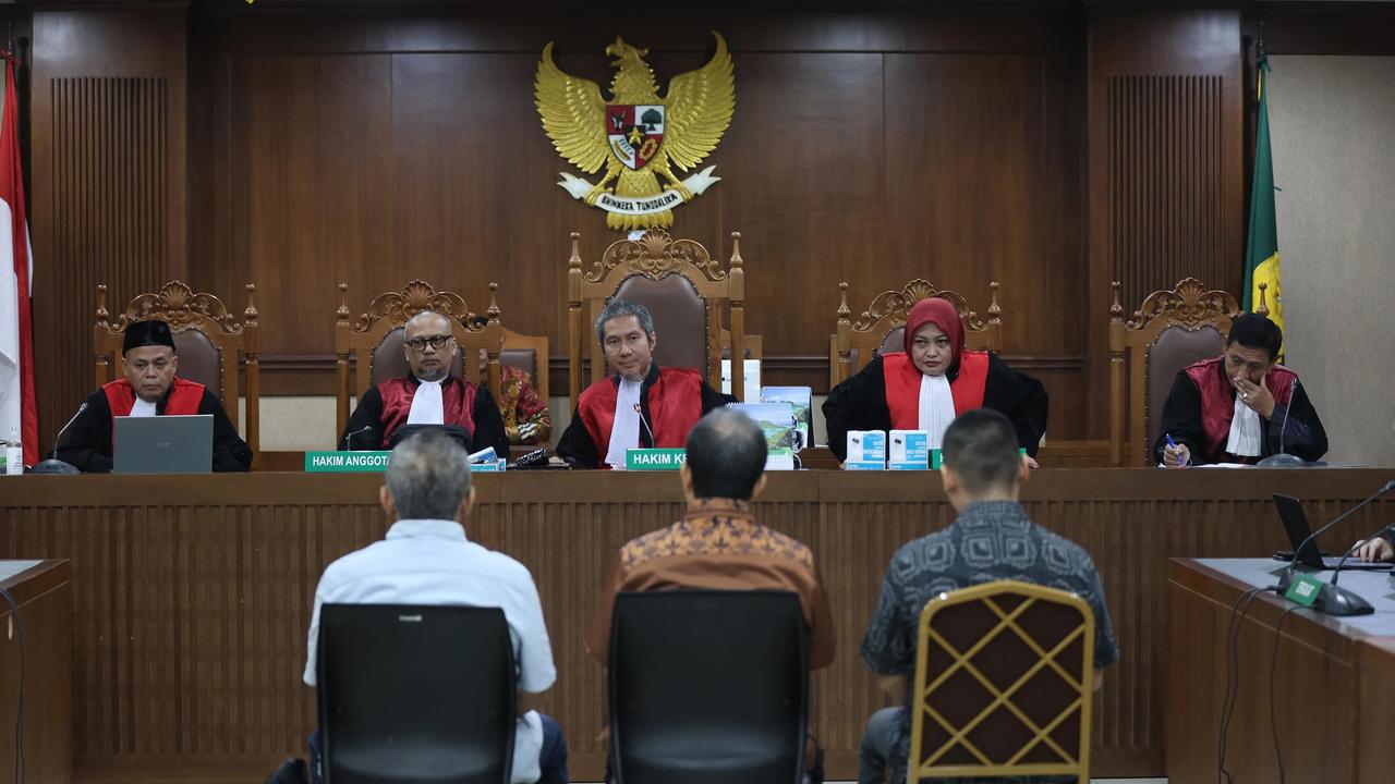 FOTO: Tiga Terdakwa Kasus  Korupsi Minyak Mentah  Dituntut Penjara 8 Tahun hingga 14 Tahun