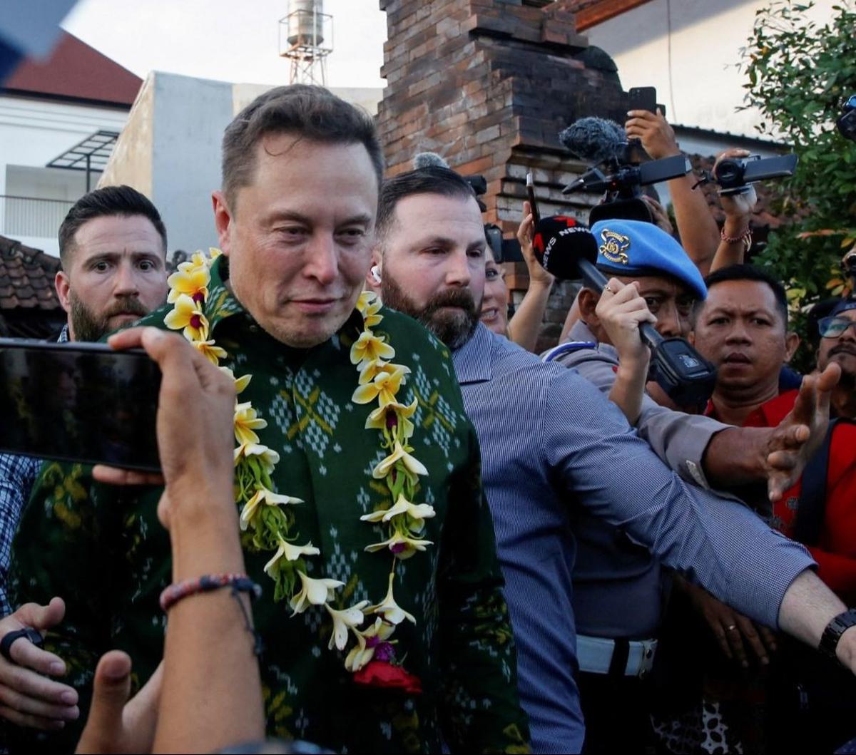 Kemudian petugas puskesmas melakukan uji coba dengan Pembantu Puskesmas Bumbungan di Klungkung yang terkoneksi menggunakan layanan internet Starlink. Foto: REUTERS / Johannes P. Christo<br>