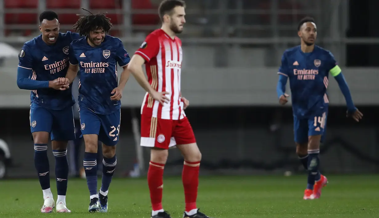 Gelandang Arsenal, Mohamed Elneny (kedua kiri) berselebrasi usai mencetak gol ke gawang Olympiakos pada leg pertama babak 16 besar Liga Europa di stadion Georgios Karaiskakis, Athena, Jumat (12/3/2021). (AP Photo/Thanassis Stavrakis)