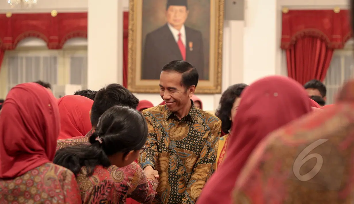 Presiden Jokowi menyalami para peserta dari Tim  Nusantara Sehat I usai pidato pelepasan di Istana Negara, Jakarta, Senin (4/5/2015). (Liputan6.com/Faizal Fanani)