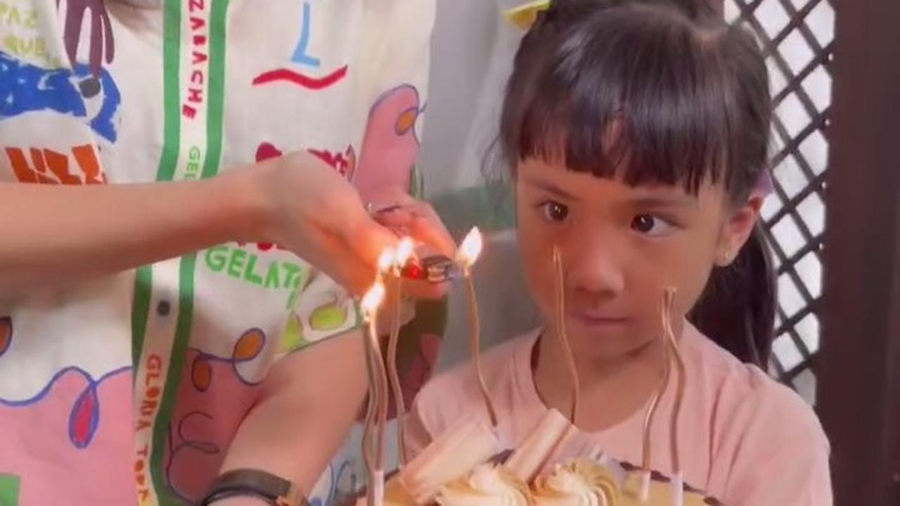 7 Potret Momo Geisha dan Anak Beri Hadiah Ulang Tahun ke Opung, Kadonya Besar Banget Ternyata Ini Isinya