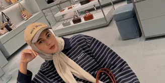 Tak seperti biasanya yang feminin dan chic, Paula Verhoeven tampil berhijab skena yang curi perhatian [@paula_verhoeven]