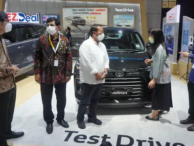 Dirjen ILMATE Kemenperin Taufik Bawazier (ketiga kiri) berbincang dengan Direktur Toyota-Astra Motor (TAM) Suranywaty Tjandrasa (ketiga kanan) dan Anton Jimmi Suwandy, didampingi Dirjen Hubdat Kemenhub Budi Setiyadi, Ketua Umum GAIKINDO Yohannes Nangoi dan Wakil Presdir TAM Henry Tanoto di Jakarta.