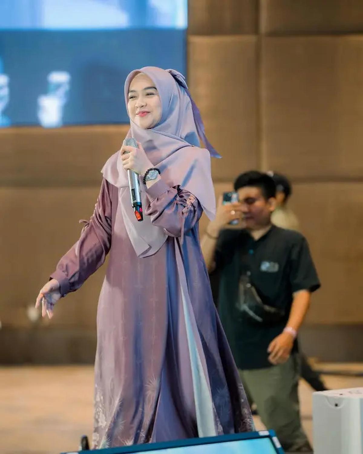 7 Inspirasi Gamis Kekinian ala Ria Ricis, Elegan untuk Tubuh Ramping