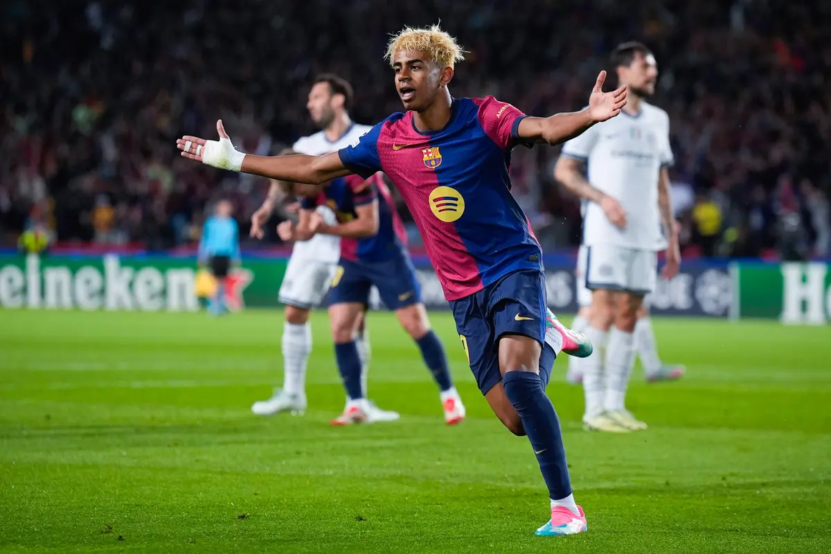 Foto: Melihat Lincahnya Lamine Yamal dan Denzel Dumfries yang Fantastis, Laga Barcelona Vs Inter Milan Luar Biasa