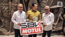 Ketua Umum IMI Bambang Soesatyo (tengah) bersama Direktur Utama ITDC Ari Respati (kiri) dan Direktur Utama MGPA Priandhi Satria (kanan) secara simbolis meluncurkan tiket presale WSBK 2022 di Gedung Sarinah, Jakarta, Rabu (31/8/2022). PT Pengembangan Pariwisata Indonesia (Persero)/Indonesia Tourism Development Corporation (ITDC), BUMN pengembang dan pengelola kawasan pariwisata di Indonesia, bersama Mandalika Grand Prix Association (MGPA) selaku bagian dari ITDC Group, merilis penjualan tiket harian menonton event MOTUL FILM World Superbike (WSBK) Indonesian Round yang akan berlangsung di Pertamina Mandalika International Circuit, Lombok, Nusa Tenggara Barat, pada 11-13 November 2022 mendatang. (Liputan6.com/Faizal Fanani)