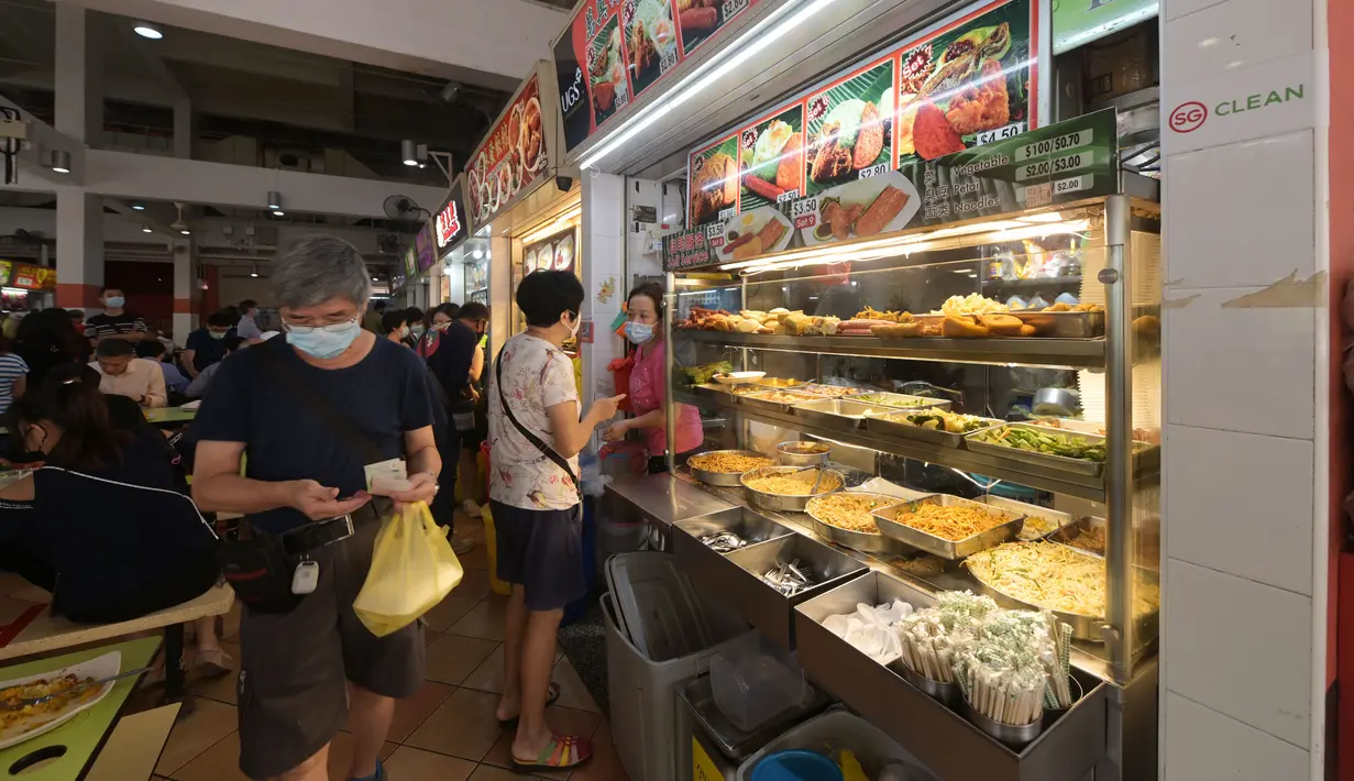 Sejumlah orang membeli makanan dari kios-kios di pusat jajanan (hawker) Albert, Singapura, pada 17 Desember 2020. Budaya hawker atau jajanan kaki lima Singapura masuk dalam Daftar Warisan Budaya Takbenda UNESCO, menurut pernyataan PM Lee Hsien Loong pada Rabu (16/12) malam. (Xinhua/Then Chih Wey)