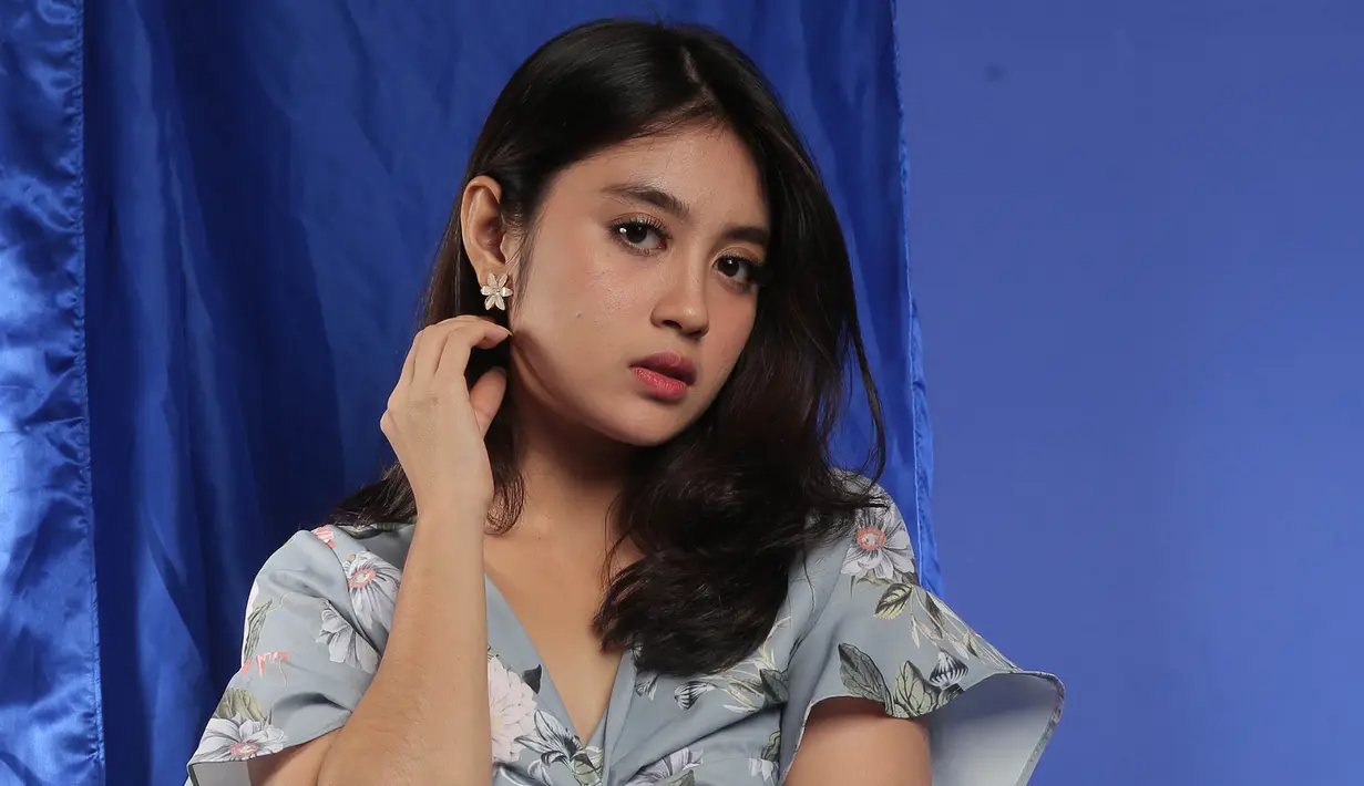 Nabilah Ayu ex JKT 48 berpose saat sesi foto bersama tim Kapanlagi di Studio KLY, Jakarta, Kamis (20/12). Kunjungan ini dilakukan dalam rangka promo film Mata Batin 2. (Kapanlagi/Budi Santoso)
