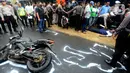 Polda Metro Jaya melakukan rekonstruksi ulang kasus kecelakaan yang menewaskan mahasiswa Universitas Indonesia (UI), M Hasya Attalah Syahputra (18), di Jalan Srengseng Sawah, Jagakarsa, Jakarta, Kamis (2/2/2023). Kondisi sepeda motor milik Hasya dalam keadaan tanpa pelat nomor, lampu sen kanan patah, dan lecet di beberapa bagian. (merdeka.com/Arie Basuki)