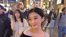 Di Tokyo, Livy memamerkan gaya yang lebih tertutup dengan crop top hitam lengan panjang. Pilihan warna netral ini membuat kesan chic sekaligus misterius, menonjolkan aura dewasa dari sosoknya. Meski terlihat simpel, outfit tersebut tetap memberikan kesan classy yang khas Livy.  (Liputan6.com/IG/@livyrenata)