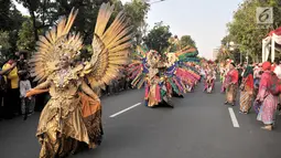 Peserta mengenakan busana nusantara saat memeriahkan Jakarnaval 2018 di Jalan Medan Merdeka Selatan, Jakarta, Minggu (8/7). Karnaval yang mengusung tema Asian Games dimulai dari depan Balai Kota. (Merdeka.com/Iqbal S Nugroho)