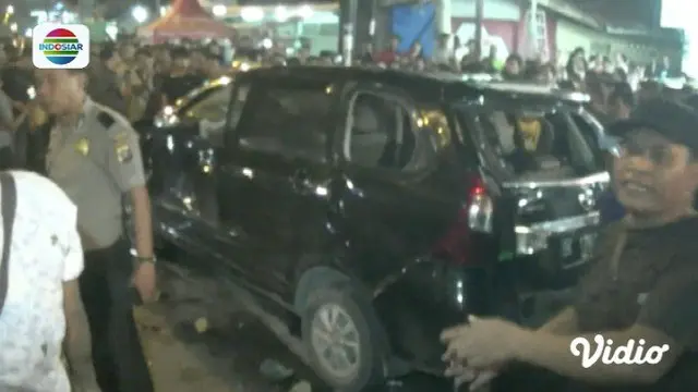 Pengemudi mobil di Medan tabrak sejumlah pejalan kaki. Massa yang mengamuk, lakukan aksi main hakim sendiri hingga pengemudi mobil tersebut meninggal dunia.