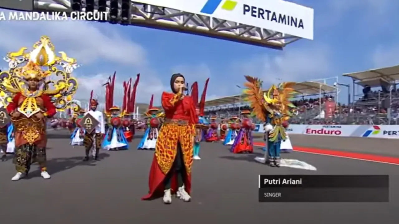 Penyanyi Putri Ariani dipercaya untuk menyanyikan lagu Indonesia Raya saat pembukaan MotoGP Mandalika 2023. (Foto: Tangkapan Layar Youtube MotoGP)
