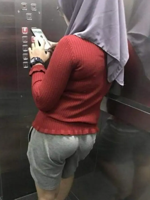 [Bintang] Sibuk Main Handphone, Cewek Ini Lupa Masih Pakai Celana Pendek