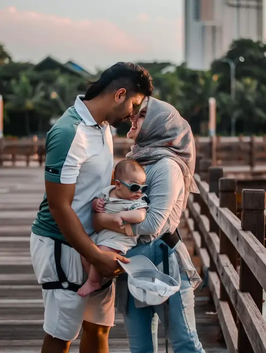 "Berbeda dari Ramadhan sebelumnya, sekarang kita bertiga, sudah punya malaikat kecil yang ikut sahur bareng sama kami," kata Irish Bella di tayangan Channel Youtube Cumi-Cumi. (Instagram/ammarzoni)