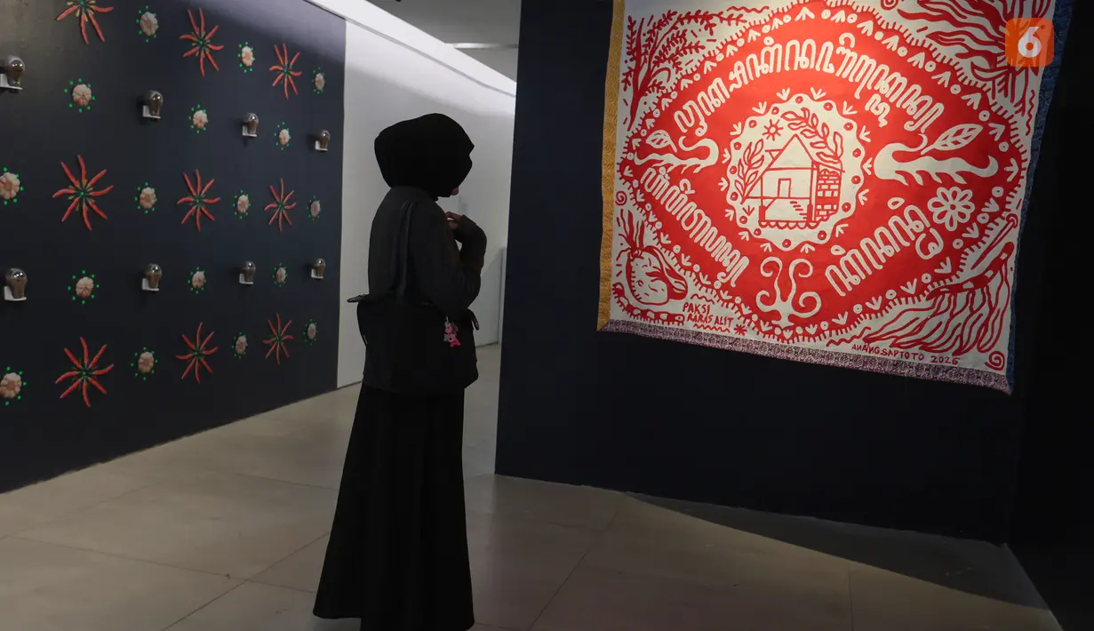 Pengunjung mengamati detail karya seni dalam pameran Jakarta Biennale 2026 di Gedung Trisno Soemardjo, Taman Ismail Marzuki, Jakarta Pusat, Jumat (9/10/2026). Pameran bertema “KEBAL” menjadi ruang untuk menyampaikan gagasan mengenai ketahanan, identitas, dan kehidupan masyarakat perkotaan melalui seni kontemporer. (KLY/Budy Santoso)