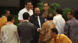 Ketua Umum Partai NasDem Surya Paloh menghadiri acara pengukuhan pengurus Dewan Pimpinan Pusat (DPP) Partai Hanura 2016-2020 di SICC, Bogor, Rabu (22/2). Turut hadir Presiden Jokowi dan sejumlah menteri Kabinet Kerja. (Liputan6.com/Johan Tallo)