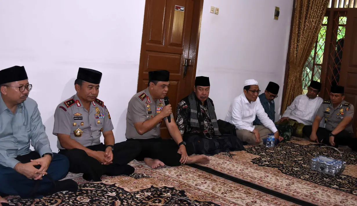 Wakapolri Komjen Pol. Syafruddin (ketiga kiri) menghimbau kepada Kiayi dan santri Ponpes Buntet untuk tidak terpancing isu SARA, Astanajapura, Cirebon, Jawa Barat, Jumat (25/11). (Foto : Polri)