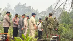 Momen Prabowo Tanpa Masker Terobos Kabut Asap Kebakaran Hutan Kalbar