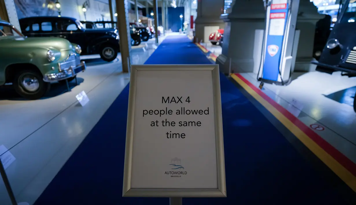 Papan pengumuman bertuliskan "Maksimal 4 orang diizinkan dalam satu waktu bersamaan" di Autoworld, Brussel (18/5/2020). Belgia memasuki pelonggaran pembatasan tahap kedua dengan sekolah-sekolah membuka kembali beberapa kelas di bawah persyaratan organisasi yang ketat. (Xinhua/Zhang Cheng)