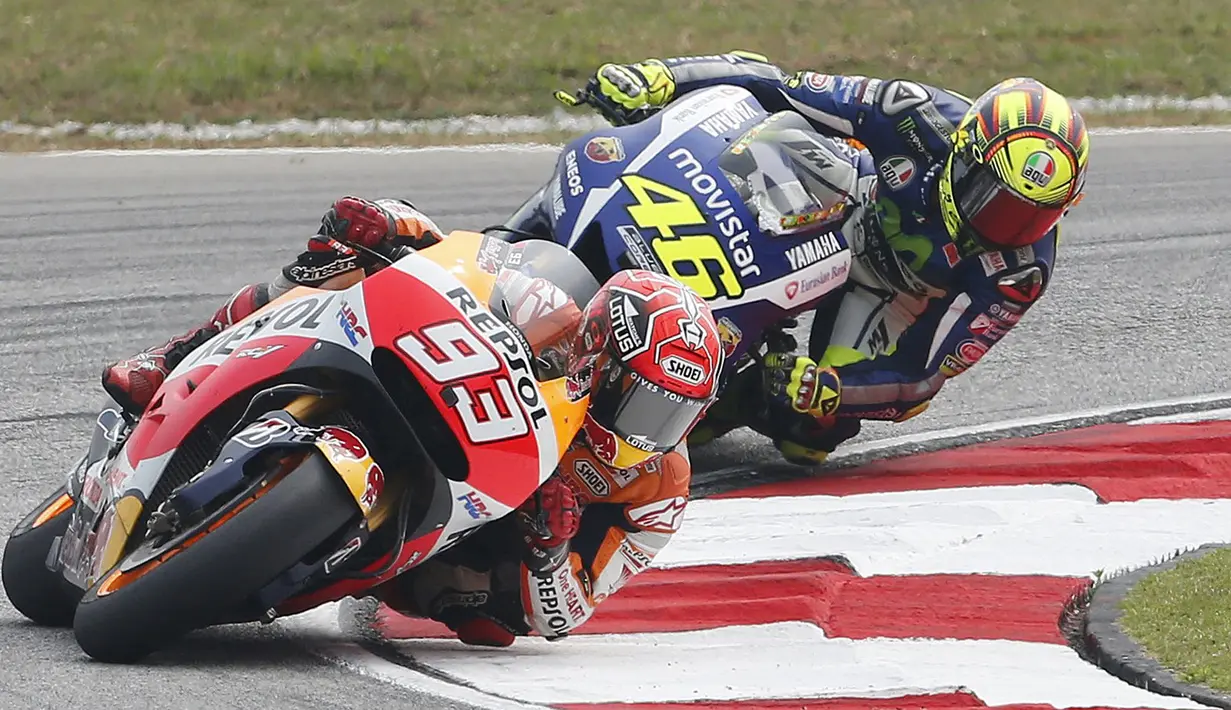 Marc Marquez (depan)  saat bersaing ketat dengan Valentino Rossi pada lanjutan Balapan MotoGP di Sirkuit Sepang, MotoGP Malaysia, Minggu (25/10/2015). Marquez terjatuh di lap ketujuh karena terjadi insiden dengan Rossi. (REUTERS/Olivia Harris)