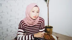 Mengenakan baju motif stripes perpaduan warna putih dan merah bata, penampilan Gita Savitri Devi ini simpel tapi tetap terlihat stylish. Hijab warna merah muda yang dikenakannya berpadu sempurna dengan baju motif stripesnya. Meski sudah menginjak usia kepala 3, tak dipungkiri jika Gitasav terlihat seperti remaja berusia 17 tahun. (Liputan6.com/IG/@gitasav)