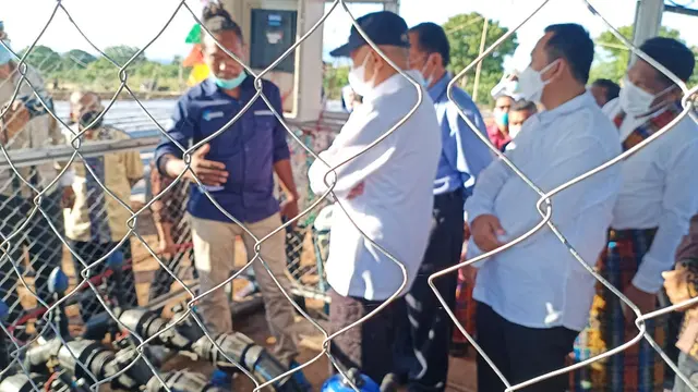 Menkop UKM,meninjau langsung sistem irigasi tetes Smart Farming mmilik KSP Kopdit Pintu Air. (Liputan6.com/ Dionisius Wilibardus)